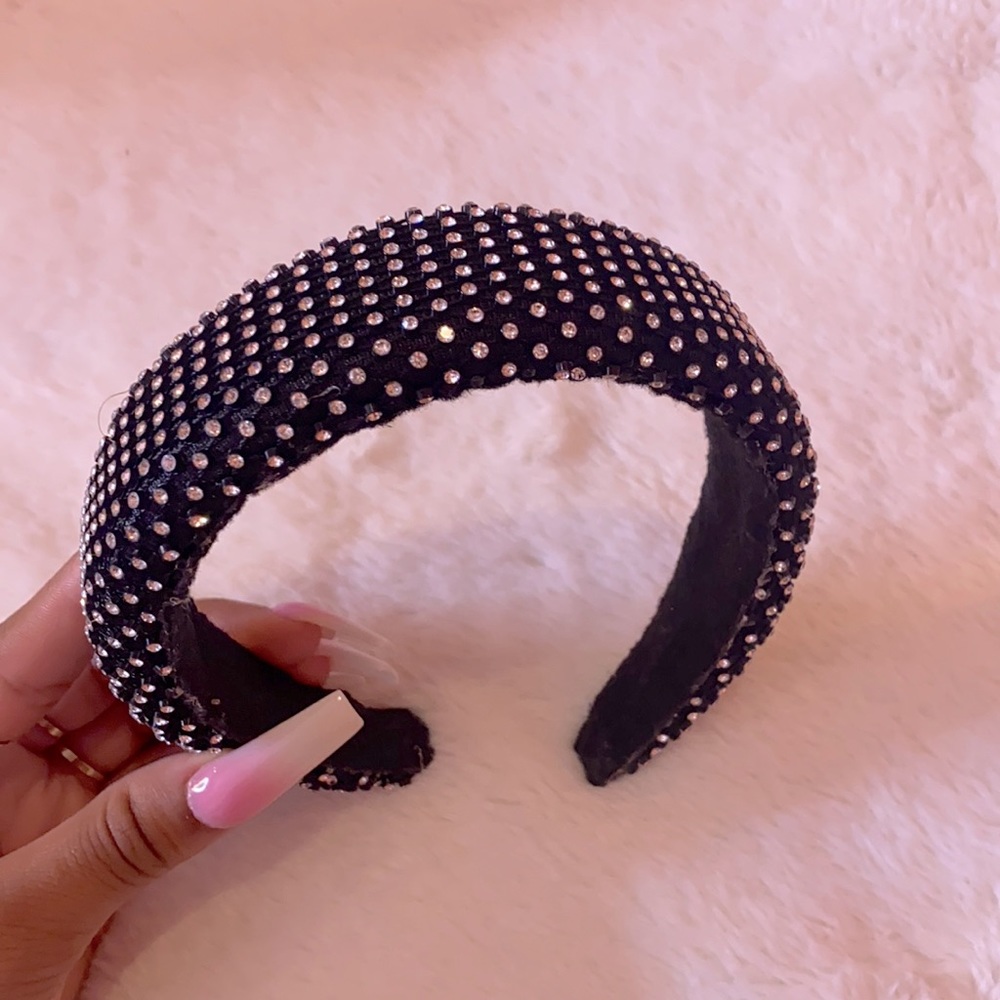 Dark & Icy Headband❄️🤍